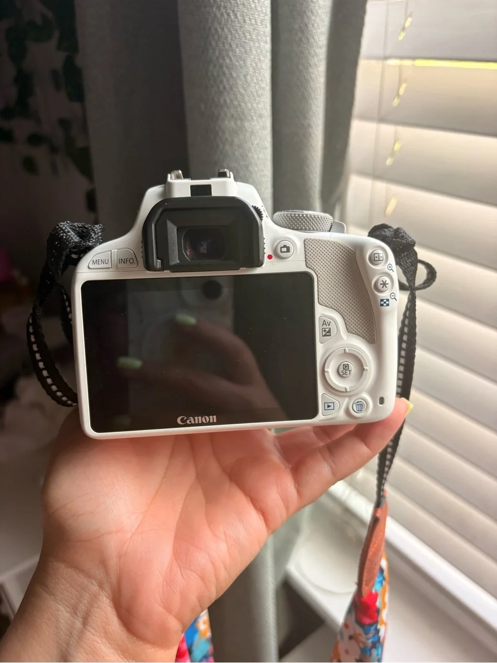Canon White DSLR Camera with Black Lens Cap